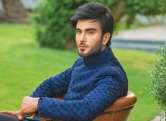 Imran Abbas moves audience with heartfelt tribute to late mother